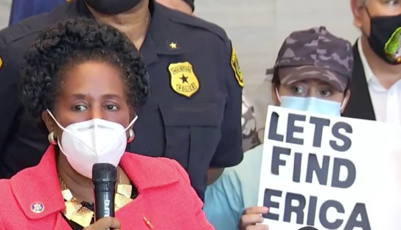 La familia Hernández solicitó la ayuda de 
<b><a href="https://www.univision.com/local/houston-kxln/sheila-jackson-lee-se-une-a-los-esfuerzos-para-encontrar-a-una-madre-que-desaparecio-en-el-area-de-houston-video">Sheila Jackson Lee,</a></b> asegurando que se extendía la zona de búsqueda. "Necesitamos su ayuda, la ayuda de todos", dijo la congresista.