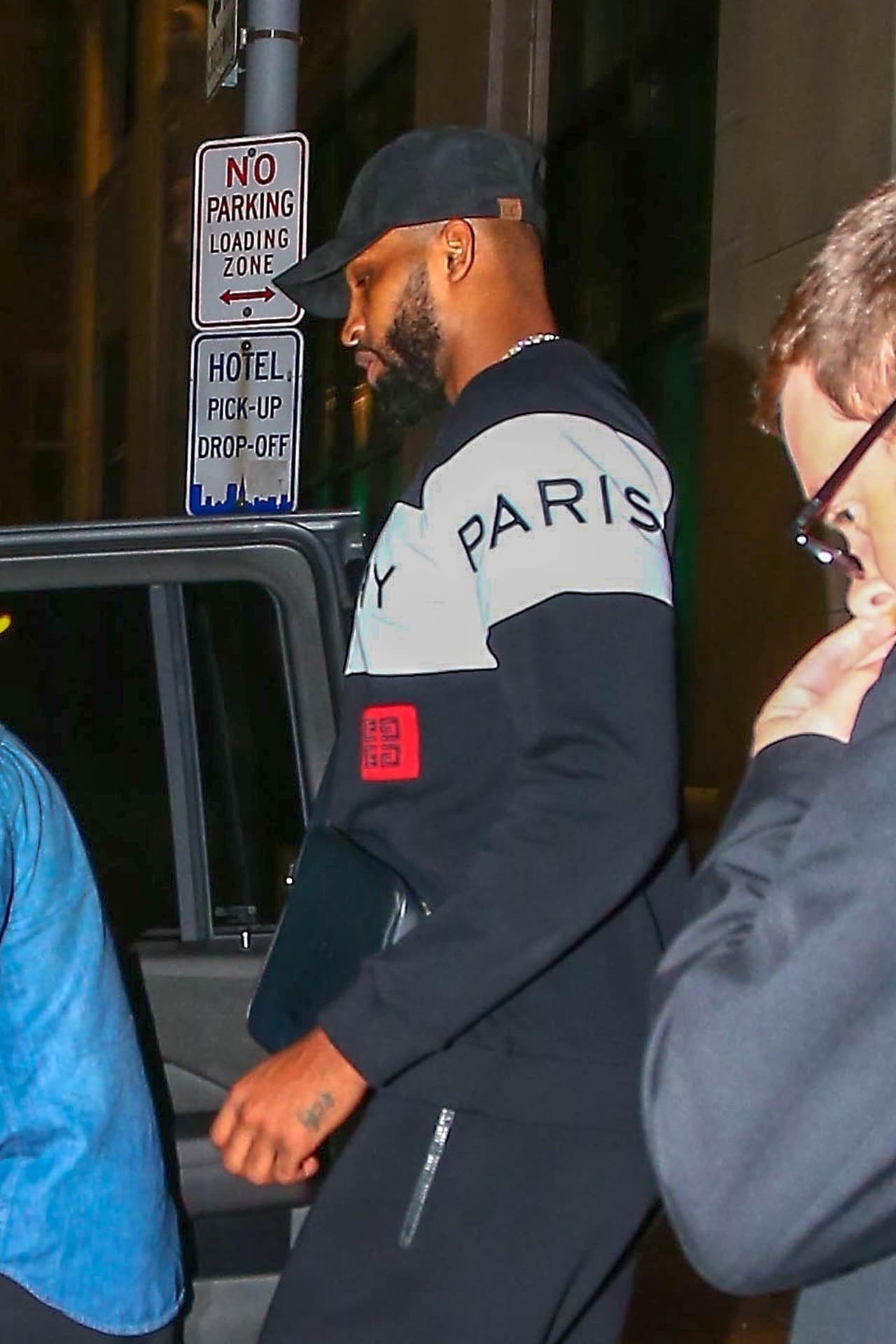 El jugador de los 
<b>Cavaliers</b> de 
<b>Cleveland</b> tampoco ha tenido unas semanas sencillas. Su equipo 
<b><a href="https://www.univision.com/deportes/nba/en-fotos-golden-state-warriors-campeon-de-nba-tras-someter-a-los-cavaliers-de-lebron-fotos">perdió el campeonato</a></b> de la NBA ante los 
<b>Golden State Warriors</b>, aunque 
<b><a href="https://www.cosmopolitan.com/entertainment/celebs/a21236811/khloe-kardashian-supports-tristan-thompson-nba-finals/">Kardashian estuvo</a></b> en varios partidos, apoyándolo.