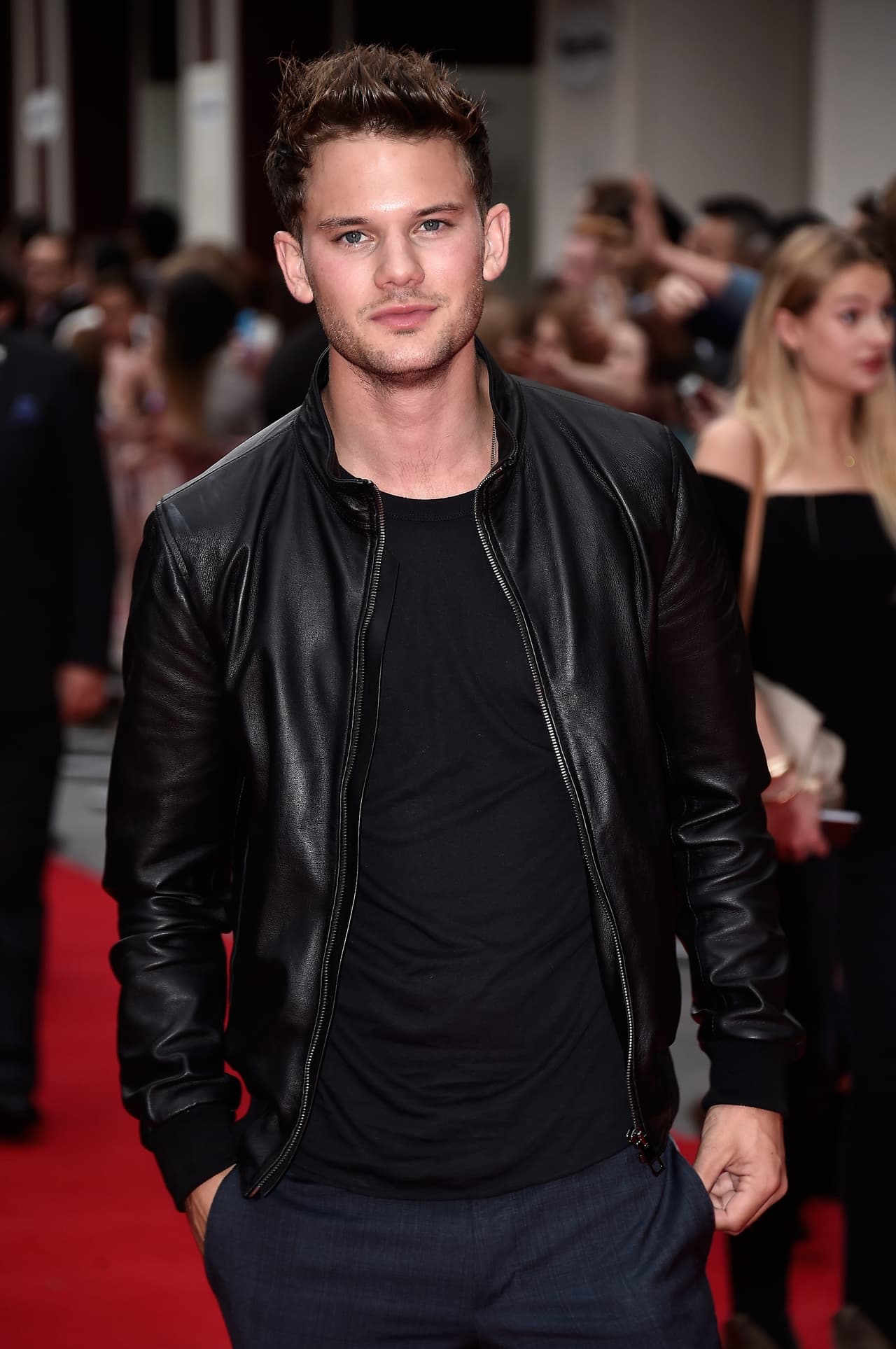 Jeremy Irvine es un actor británico de 25 años que participó en Mary Shelley’s Monster. ¿No les parece encantador?