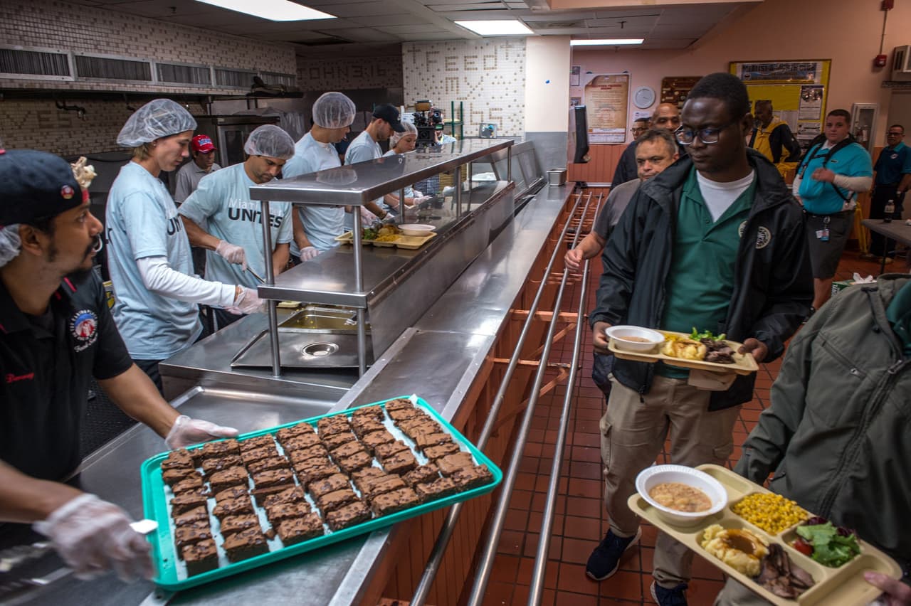 Organización en Dallas ofrece refugio para desamparados