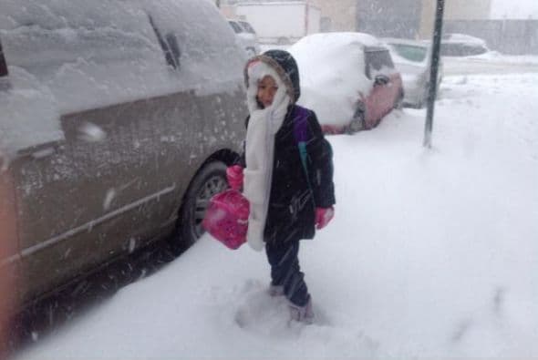 Durante su trayecto encontró a esta niña, que sin importar las inclemencias del tiempo, se dirigía a su escuela.