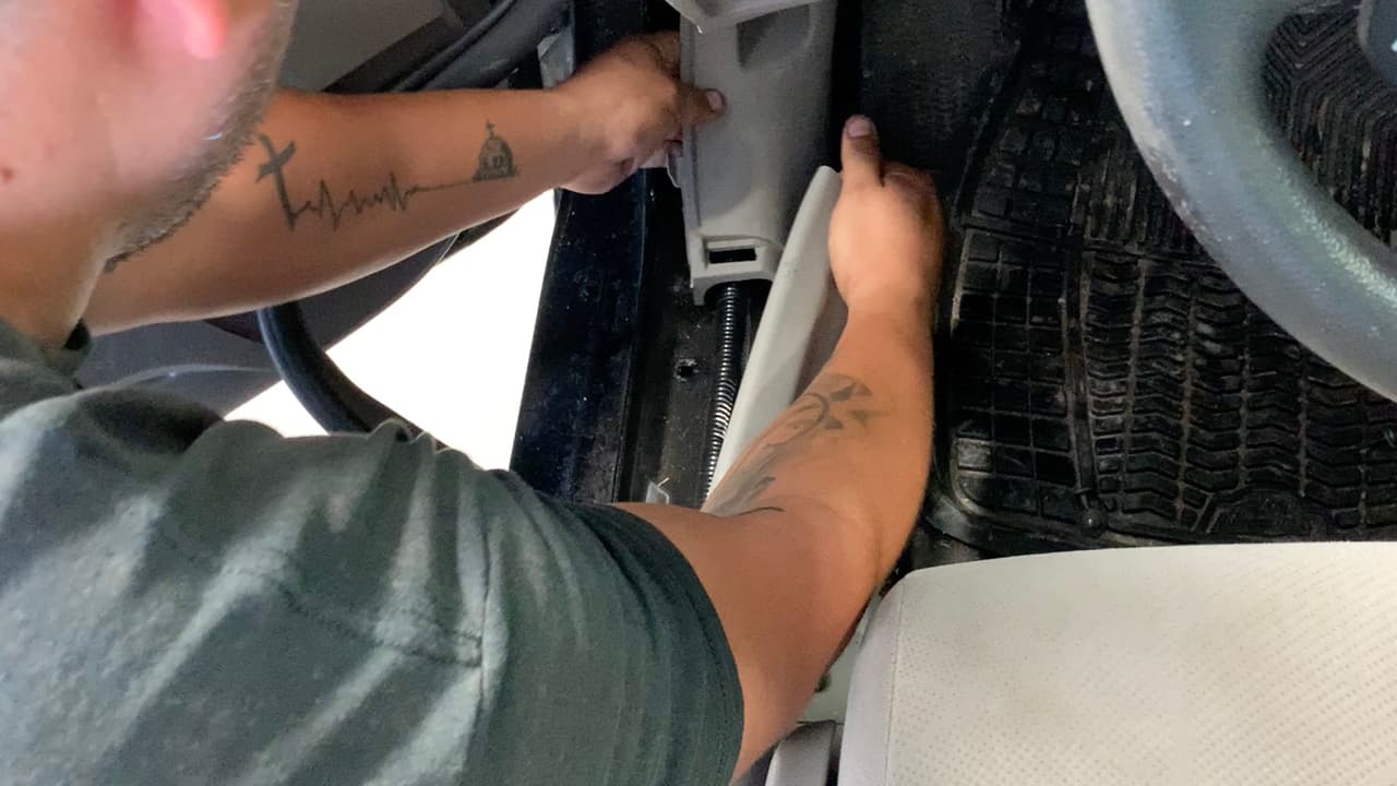 Si observas alguna actividad sospechosa en el estacionamiento, regresa al lugar de donde saliste y llama a la policía de Houston al 713-884-3131 y si es una emergencia comunícate al 911.