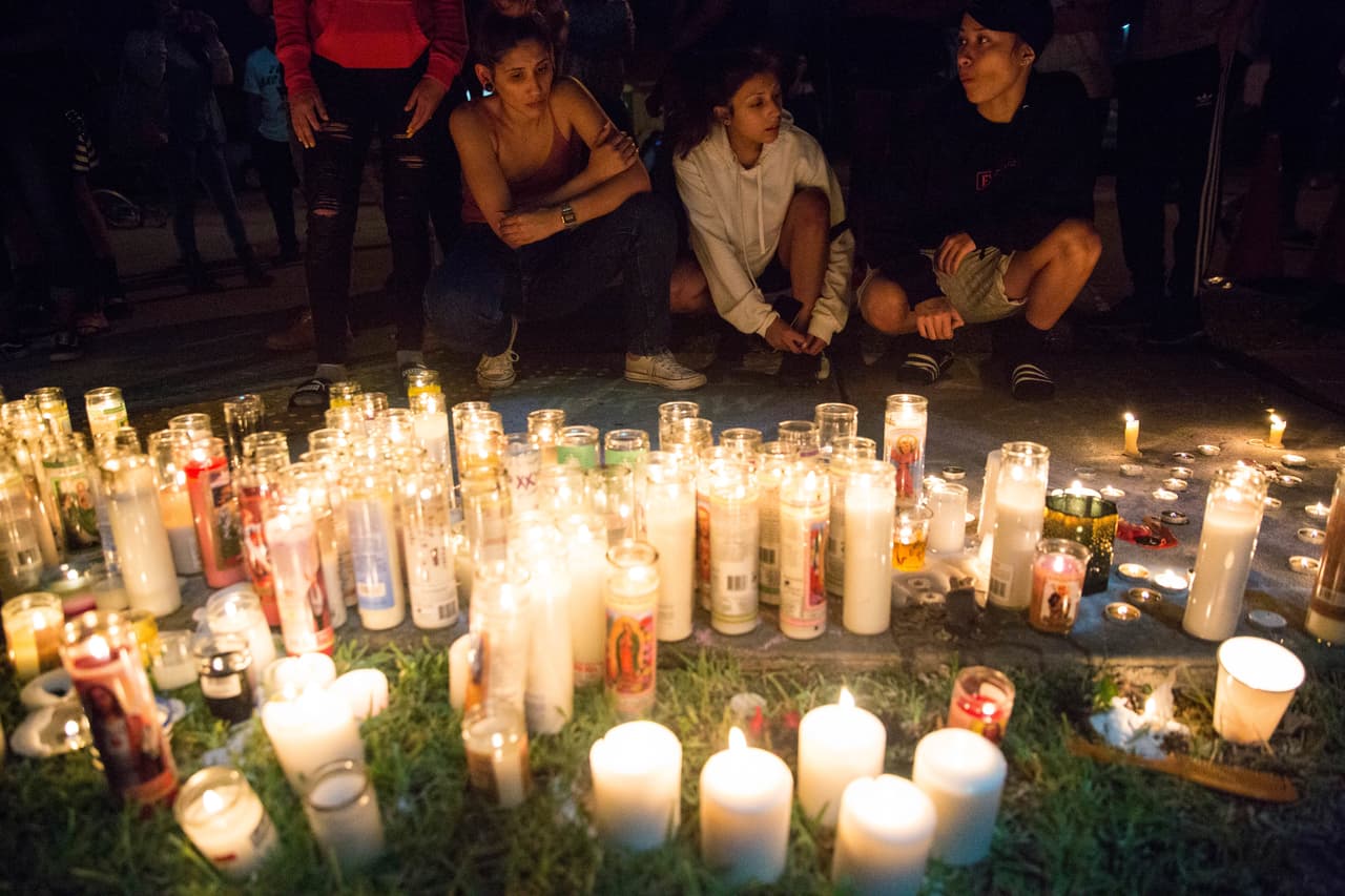 Myles O'Hara, de 17 años, y Aaron Gavin, de 20, estuvieron reunidos en el lugar del asesinato. Dijeron a la agencia Ap que admiraban a XXXTentacion porque era un chico local que surgió pese a las duras circunstancias y que estaba haciendo una contribución positiva.