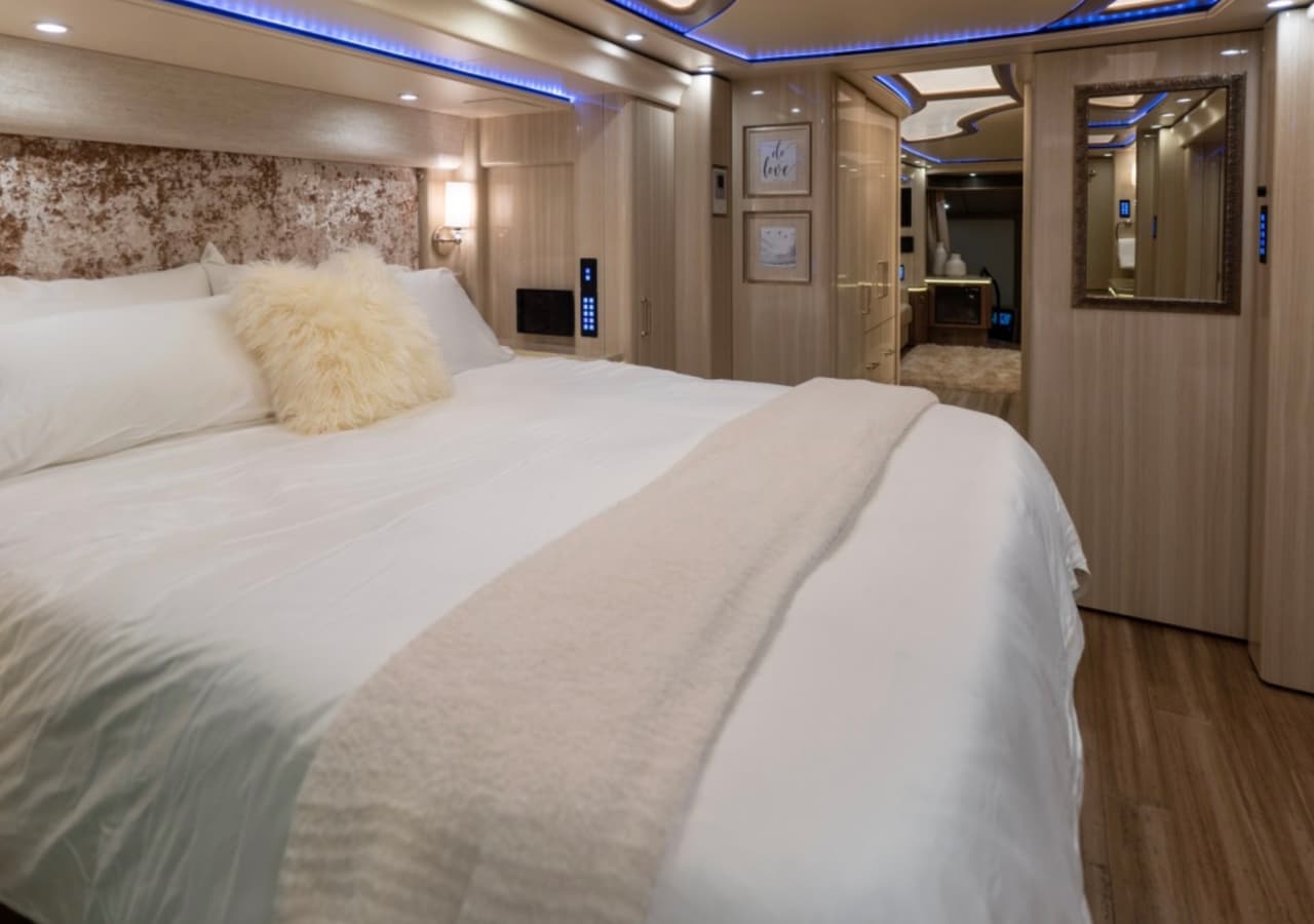 Al final del autobús se encuentra el 
<b>dormitorio privado </b>con una cama en tamaño 'king'.
<br>