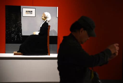 Esta otra obra es una réplica de la pintura al óleo de James McNeill Whistler "Arrangement in Grey and Black No. 1", hecha de 15,283 piezas deLEGO. ¿Te imaginas hacer tu propia pintura con piezas de LEGO?
<br>