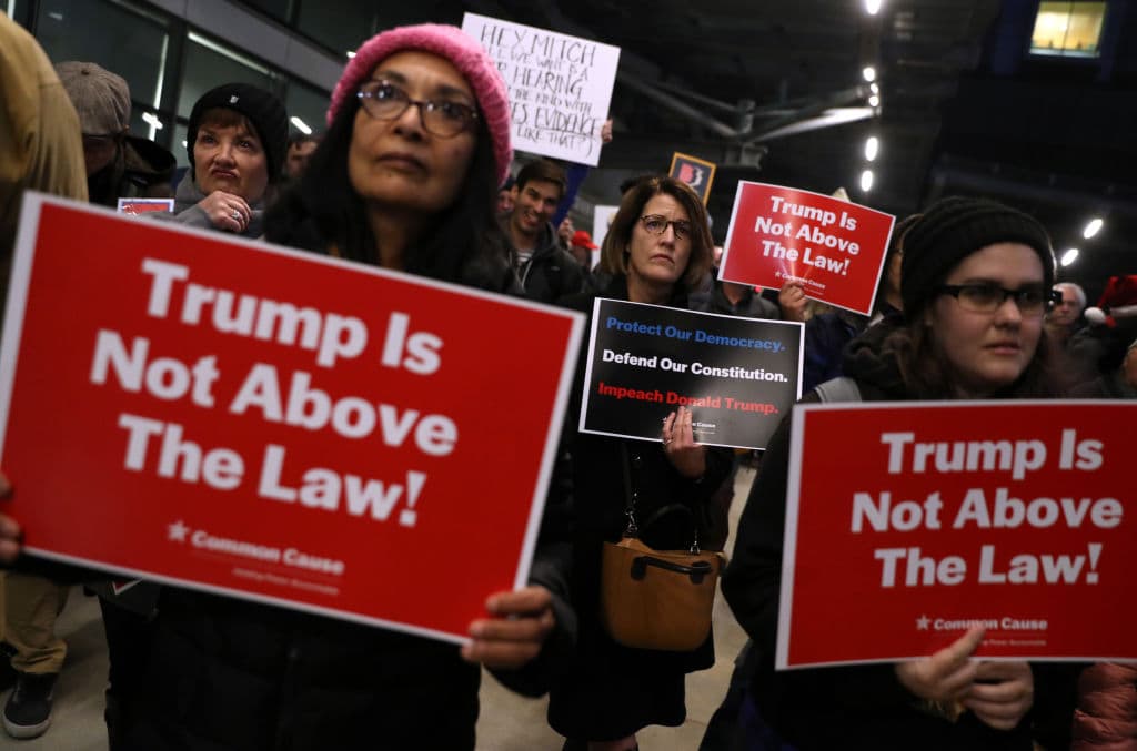 Pero, ¿por qué se busca un juicio contra el presidente #47 de los Estados Unidos?
<br>Si bien Donald Trump ha sido catalogado por expertos como uno de los presidentes más polémicos en la historia del país. Los alegatos jurídicos van más allá de cualquier escándalo mediático.
<br>