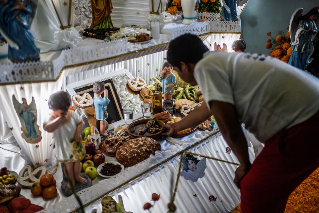 Espíritus en espejos: el significado de los altares que llegan desde Huaquechula a NY este Día de Muertos