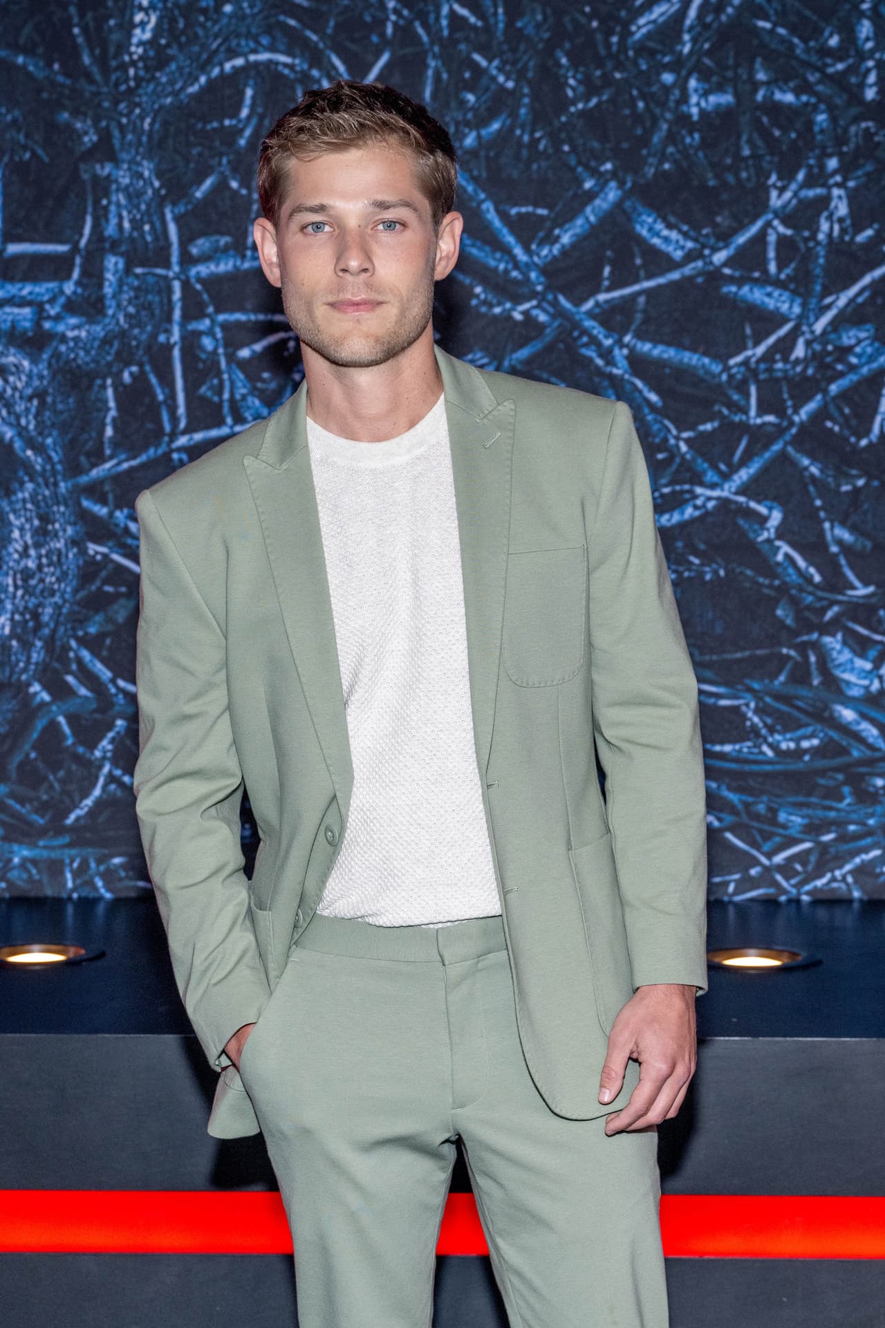 Fuera de cámaras, el actor de casi 28 años (celebrará su cumpleaños el próximo 15 de julio), también cautiva miradas con su galanura.