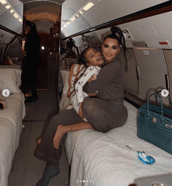 La socialité está a la 
<b><a href="https://www.univision.com/entretenimiento/kim-kardashian-revela-por-que-tener-4-hijos-sera-mas-facil-que-3-espera-calmada-a-su-cuarto-bebe-fotos">espera de su cuarto hijo</a></b>, a través de un vientre subrogado, y no ha parado de trabajar para tener todo listo cuando nazca el bebé.