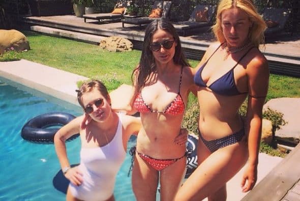 Hace unos días Demi compatió esta imagen junto a sus hijas en el lugar del fatal accidente.