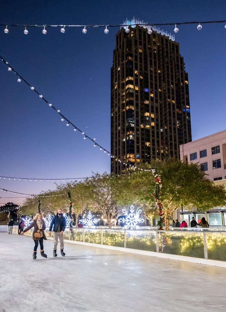 <b><a href="https://atlanticstation.com/event/skate-the-station/" target="_blank">Skate at the Station en Atlantic Station (hasta el 17 de enero)</a></b>. Patina sobre hielo en la pista más grande del área metropolitana de Atlanta.