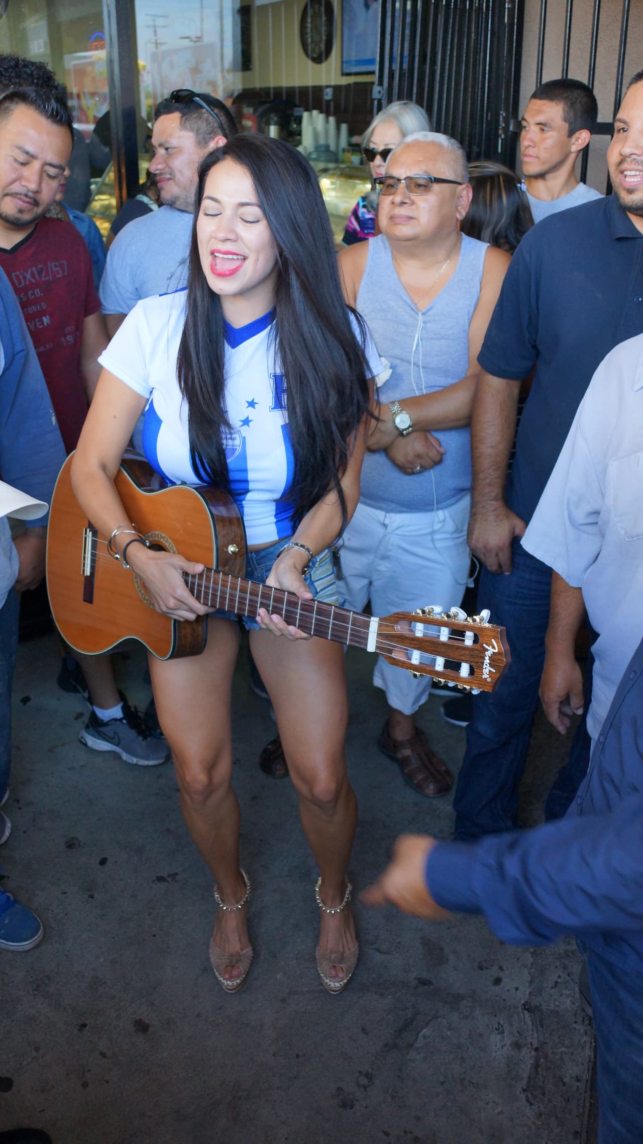 La hondureña confía en que su selección le gane a México y en un próximo partido, y no tiene problema con seguir pagando apuestas hasta lograr que El Feo y El Pelón sean los que paguen el siguiente reto.