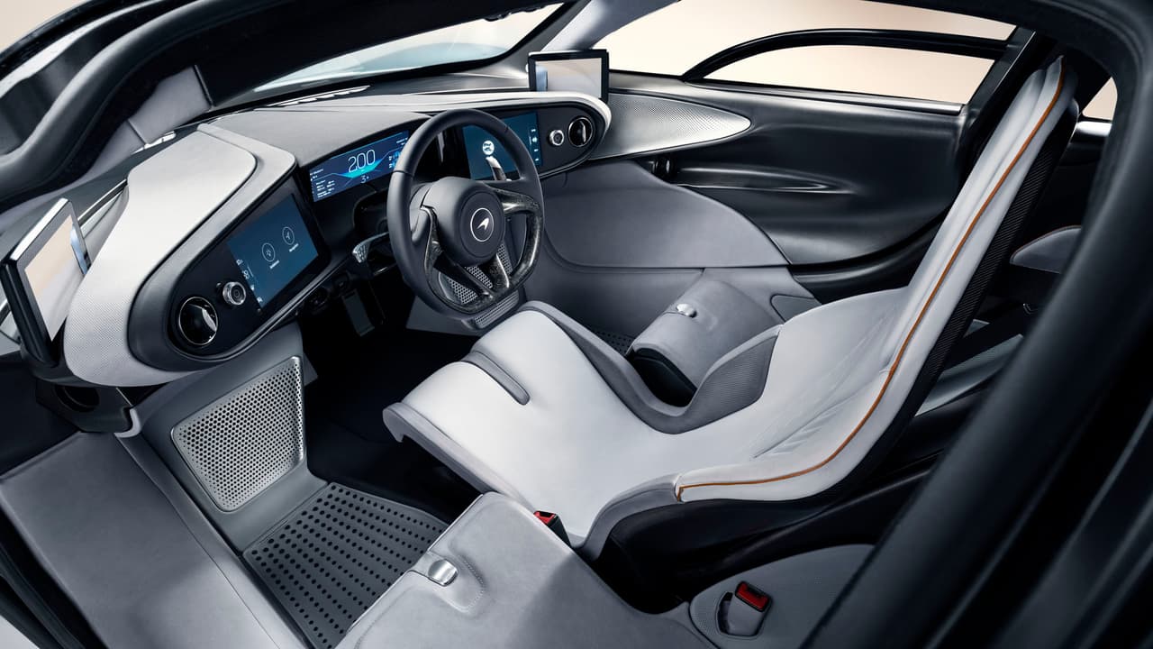 Vemos dos pantallas en la base de los pilares A, estos muestran imágenes tomadas de las cámaras que reemplazan a los espejos exteriores.