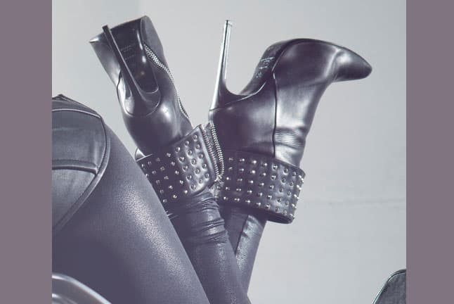 Y claro, los pies con unas botas seductoras que a cualquiera enamoran.