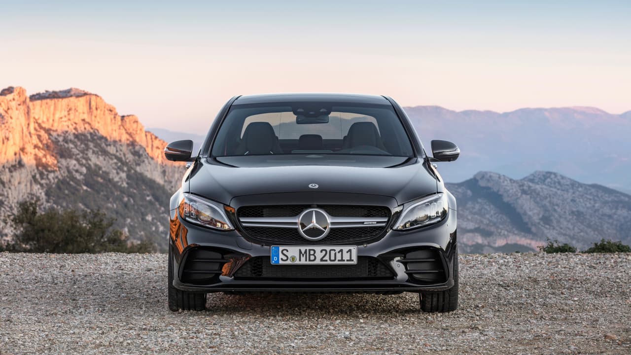 En el frontal salta a la vista inmediatamente la adopción de la típica parrilla AMG de un sólo elemento horizontal similar a la utilizada hasta ahora en el Mercedes-AMG C63. La antigua parrilla 'radiador de diamantes' que adornaba a la versión previa del C43, pasa ahora a adornar el frontal de los modelos Clase-C regulares. Aunque Mercedes-Benz no lo ha confirmado aún, lo más posible es que el C63 2019 pase a utilizar una versión de la parrilla Panamericana de rayos verticales , de diseño similar al adoptado por las más recientes versiones de los modelos más poderosos de la línea Mercedes-AMG como la nueva G63 o el nuevo GT. Las nuevas persianas en las entradas de aire laterales ayudan a optimizar el flujo del aire.