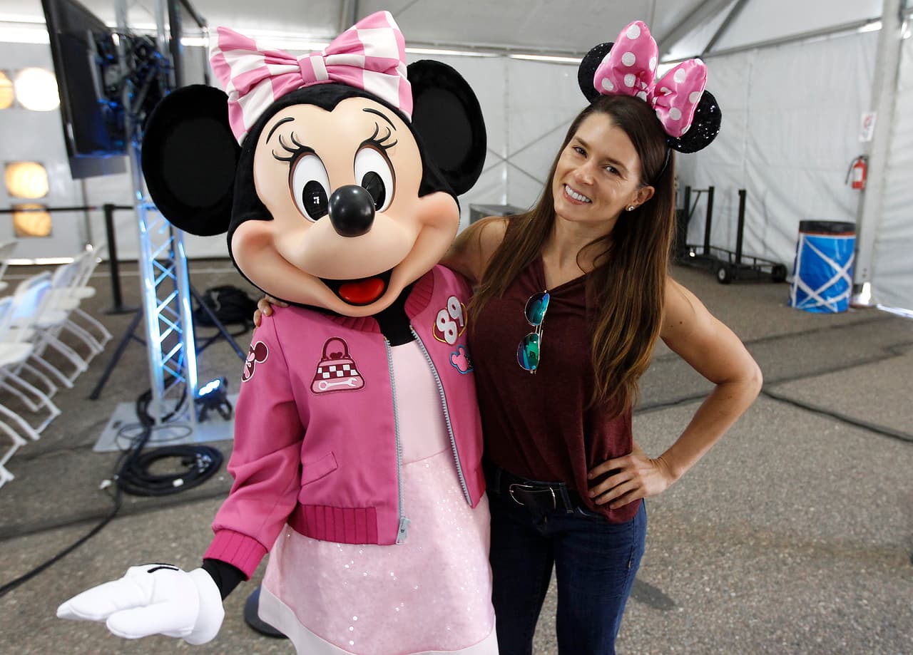 La guerrera del asfalto, Danica Patrick, posó con Minnie... seguro Mickey andaba regalando fotos por doquier.