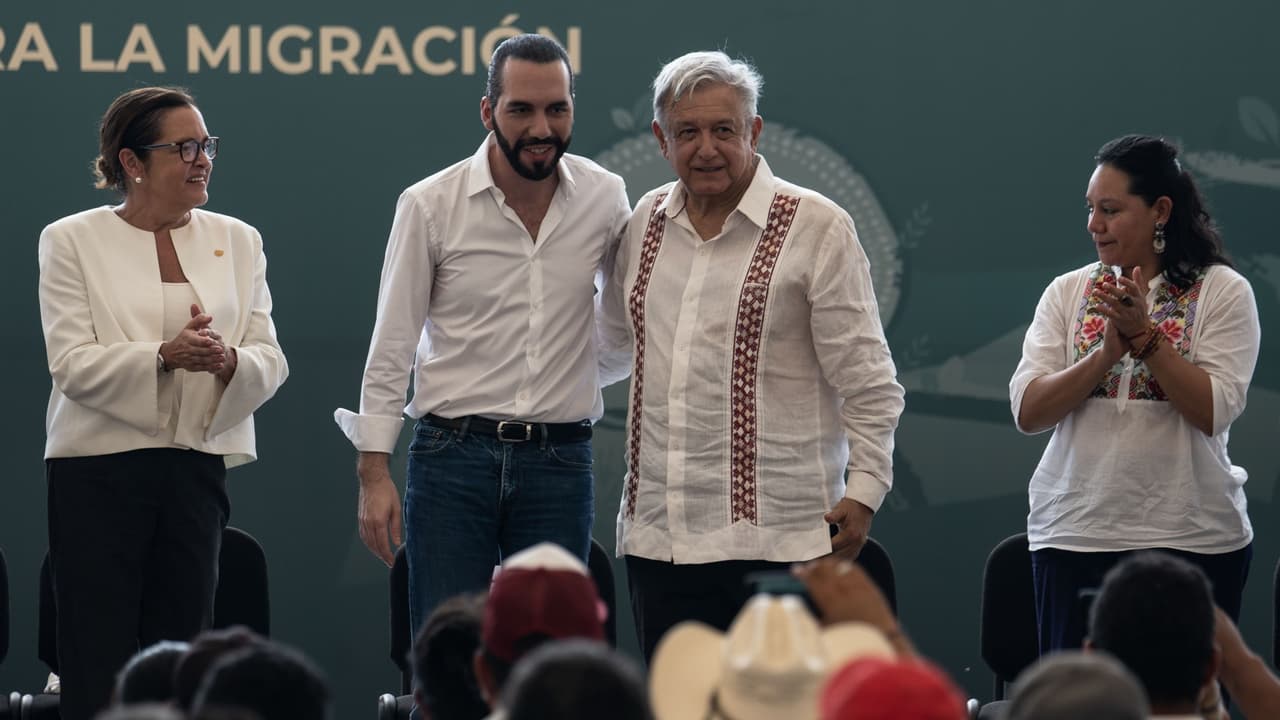 Entre protestas de migrantes, AMLO y Bukele presentan plan de desarrollo sin muchos detalles