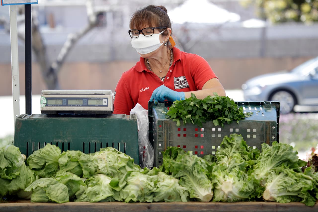 En los bancos de alimentos falta comida mientras se pudren cosechas por la lenta respuesta del gobierno