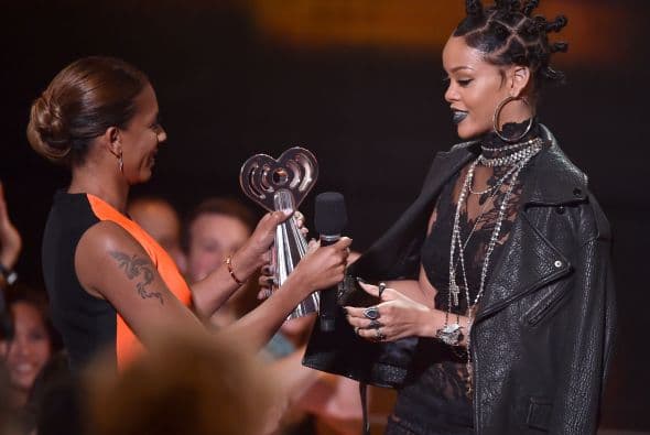 Rihanna recibió el premio a mejor artista del año.