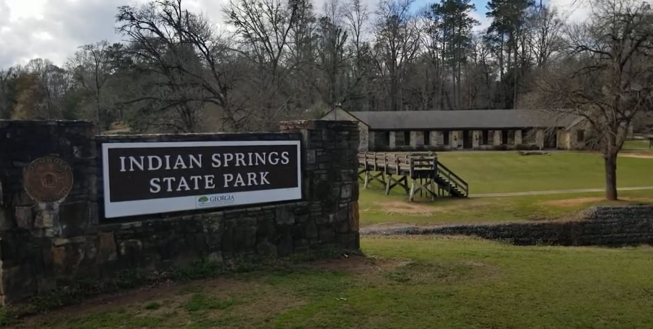 Aquí podrás caminar por bosques pintorescos, al lado del arroyo rocoso o ir en bicicleta hasta los cercanos Dauset Trails. A los campistas les gusta el tranquilo campamento de 62 sitios, mientras que aquellos que buscan comodidades más modernas pueden alquilar cabañas privadas. También hay disponibles una rampa para botes, un lago para pescar, alquiler de kayaks, minigolf y exhibiciones históricas.