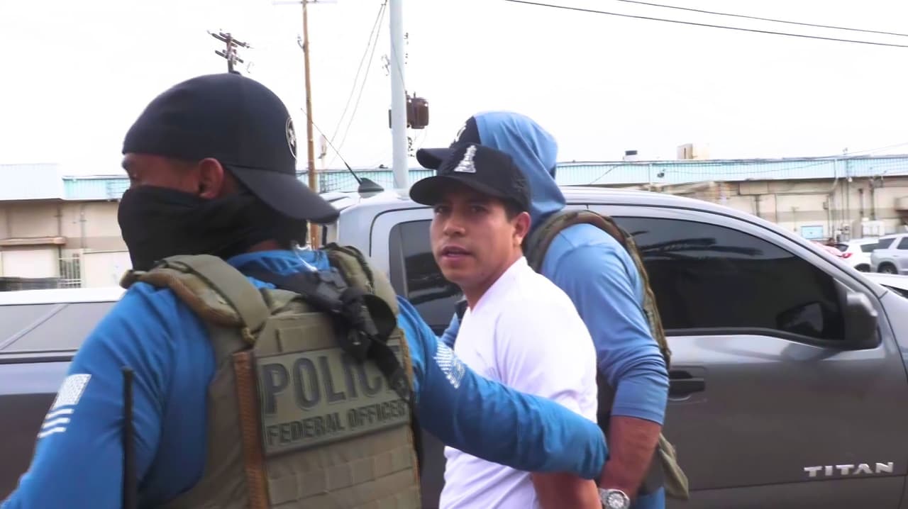 Agentes de ICE detienen a padre hispano frente a sus hijos, quienes gritaban "¡Papá!" una y otra vez