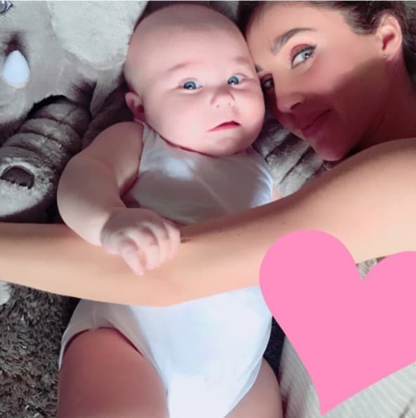 Anahí y el tierno Manuelito recién despertados, mandan besos a los fans de la cantante. El pequeño cumple 6 meses el 17 de julio.
