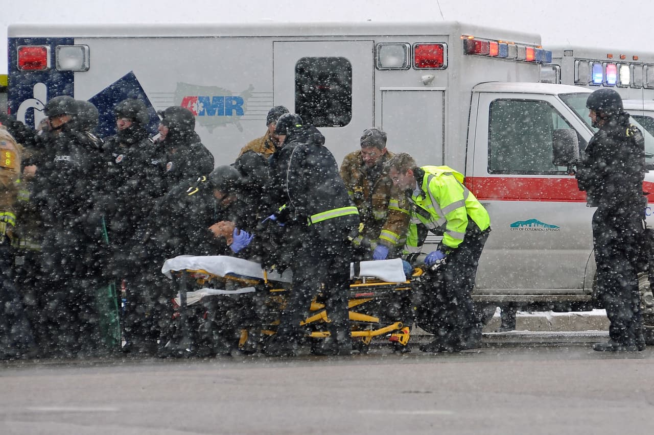 <b>2015. Clínica de planificación familiar en</b> 
<b>Colorado Springs, Colorado. </b> Robert Lewis Dear, de 60 años de edad, atacó con un arma larga una clínica de planificación familiar de Planned Parenthood,
<a href="https://www.univision.com/noticias/tiroteos/un-policia-y-dos-civiles-muertos-en-tiroteo-en-planned-parenthood-en-colorado"> una organización que ofrece salud reproductiva. Asesinó a tres personas, dos civiles y un policía.</a> Luego de varias horas de enfrentamiento con la policía fue arrestado. En la fotografía uno de los policías heridos en el enfrentamiento es asistido por los servicios de emergencia. 27 de noviembre de 2015.