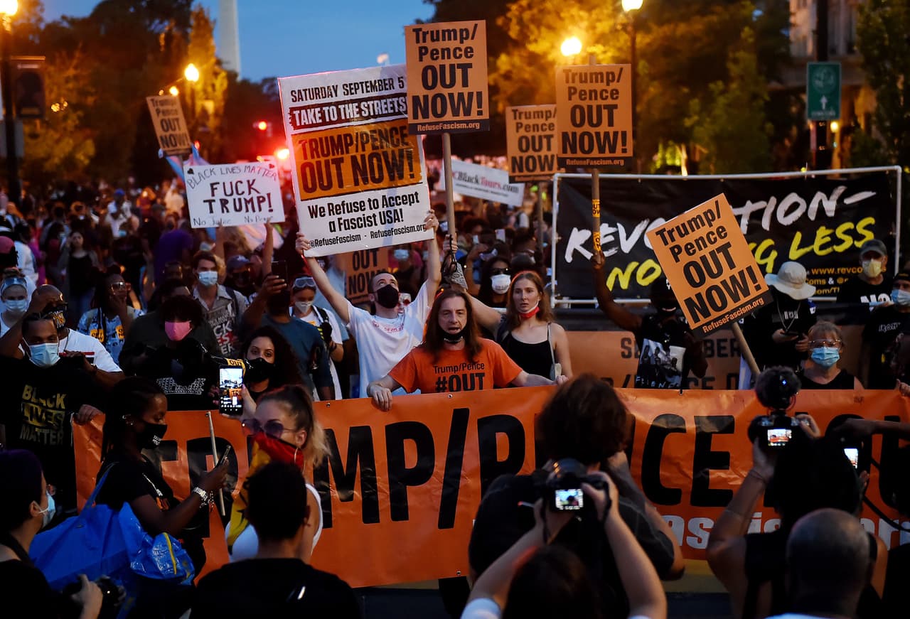Horas antes del comienzo de la jornada de la convención Republicana, decenas de manifestantes se reunieron para protestar en las cercanías de la Casa Blanca.