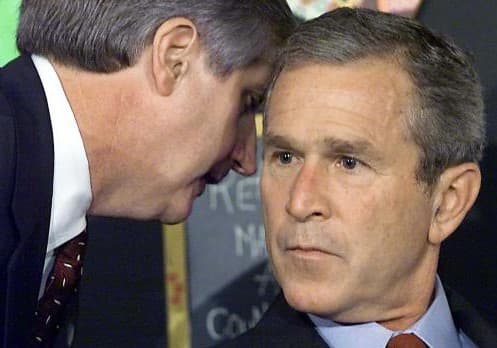 <b>El presidente George W. Bush es informado de los ataques a las torres gemelas en Nueva York (11 de septiembre de 2001). </b>El mandatario se encontraba en una lectura escolar en una escuela primaria de Sarasota, Florida. La serie de ataques coordinados realizados por una célula del grupo terrorista Al-Qaeda dejó alrededor de 3,000 muertos y fue el comienzo de una nueva etapa en las relaciones internacionales de Estados Unidos y en la seguridad interna. 
<a href="https://www.univision.com/estilo-de-vida/fotografia/nueva-york-antes-y-despues-de-los-ataques-del-11-de-septiembre"><u>Vea aquí las fotografías interactivas de Nueva York antes y después de estos atentados</u></a>