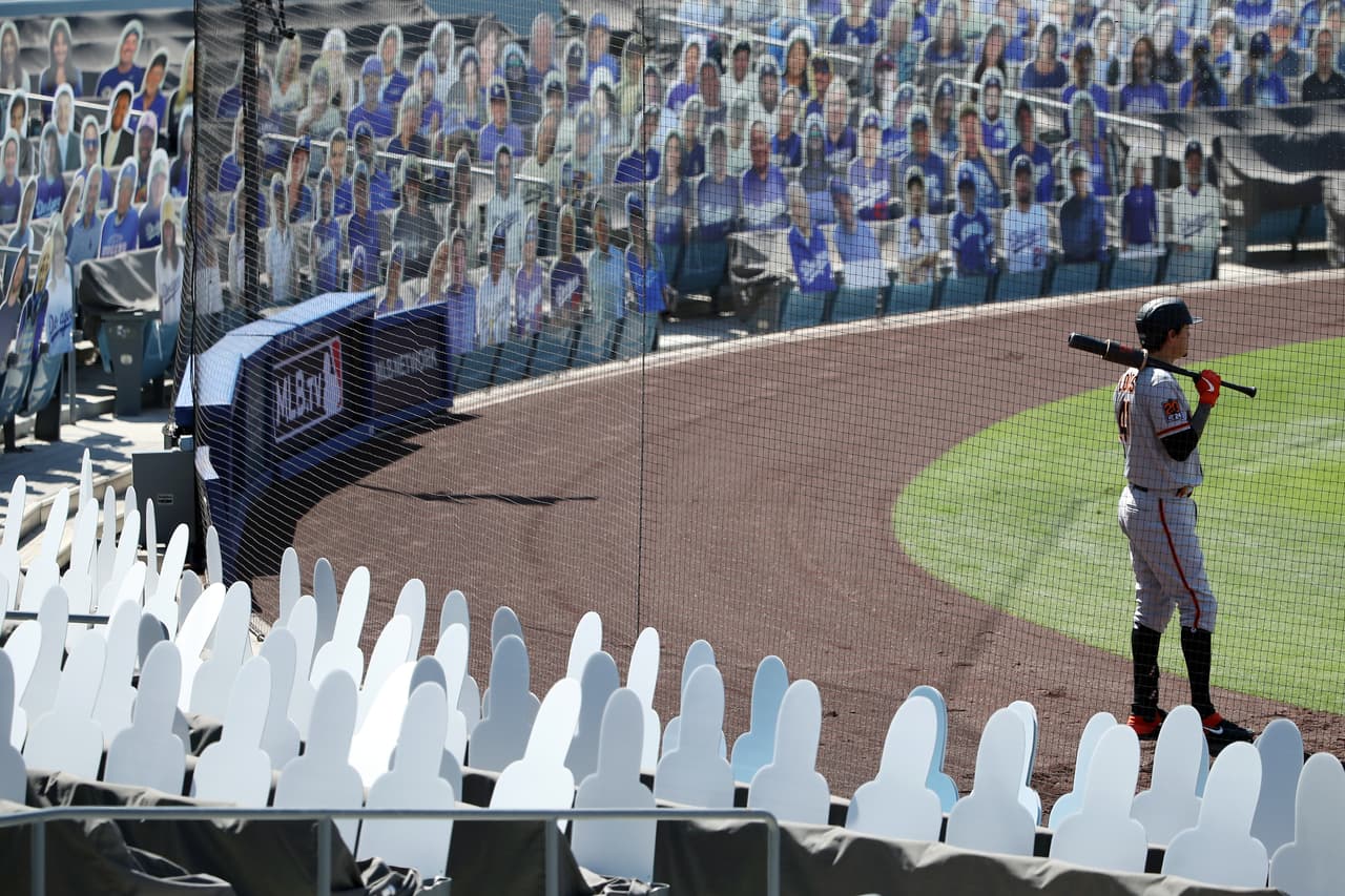 <b>DEPORTES PROFESIONALES</b>
<br>
<br>
<b>Toque de queda, niveles morado y rojo. </b>Las ligas profesionales continuarán con sus jornadas regulares en las principales ciudades de California, pero sus estadios y arenas seguirán vacíos, pues solo en los condados en las fases naranja y amarilla está permitido el ingreso de aficionados con capacidad limitada.