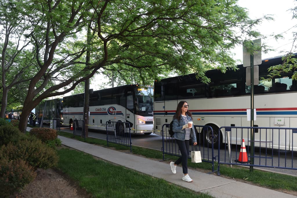 Conductores de autobuses de la 
<b>Autoridad Metropolitana de Transporte (MTA)</b> en Nueva York aguardaban el lunes, 18 de mayo, por pasajeros a las afueras de 
<b><a href="https://www.univision.com/local/nueva-york-wxtv/huelga-del-lirr-rutas-alternativas-autobuses-y-como-llegar-a-nueva-york" target="_blank">la estación del ferrocarril del Long Island Rail Road (LIRR)</a></b> en Mineola, la sede del condado de Nassau.
<br>
<br>Ofrecen el servicio como parte de
<b> un plan de emergencia</b> ante la huelga que comenzó el sábado, 16 de mayo, en LIRR, donde 
<b>3,500 trabajadores abandonaron sus puestos</b> hasta negociar 
<b>un acuerdo laboral</b> con la MTA. A través de los sindicatos que los representan, los trabajadores indicaron que 
<b>la negociación de ese contrato lleva estancada desde 2023</b>.