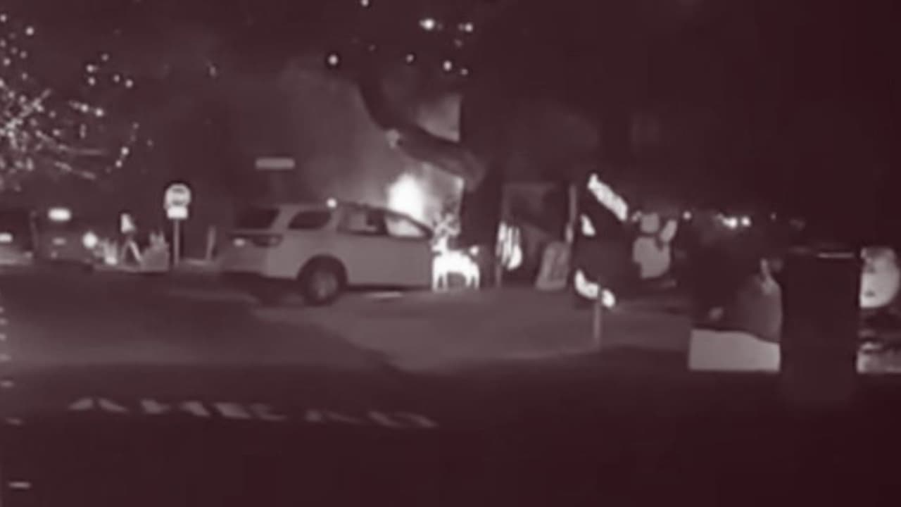 Ilumina el incendio de una camioneta el Christmas Tree Lane de Fresno