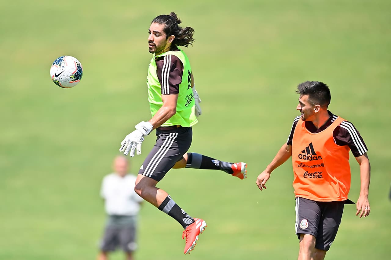 En uno de los campos de la Universidad de Carolina del Norte la selección mexicana de fútbol entrenó por última vez con miras a lo que será el duelo ante Martinica en el cierre del Grupo A. Héctor Moreno y Rodolfo Pizarro se reitegraron al grupo que dirige el 'Tata' Martino. Fernando Navarro, Jonathan Orozco, Luis Montes y Pizarro serían titulares en el Bank of America Stadium de Charlotte.