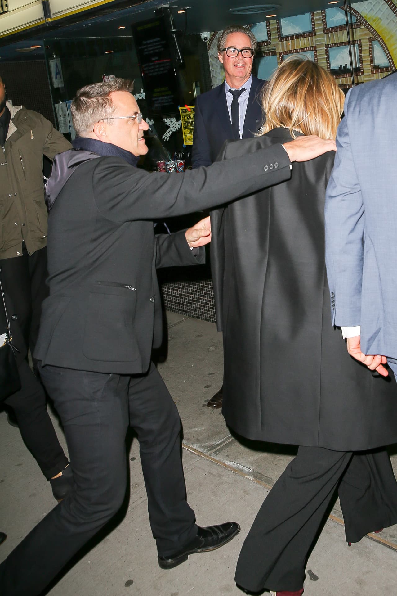 La noche estaba muy fría, así que un asistente le puso un abrigo a Jennifer.