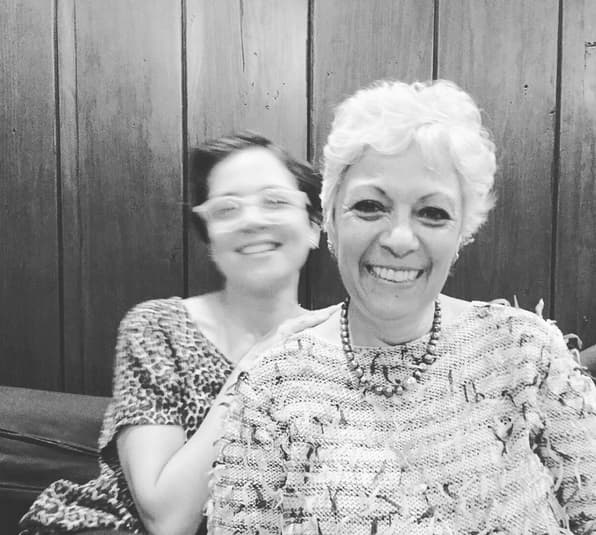 Pero la felicidad por estar nominada no sólo la compartió con sus fans, también con su mami, quien la ha apoyado en todo momento.