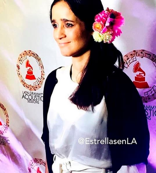 Esta semana Julieta Venegas, otra de las nominadas de Latin GRAMMY, arrancó los Acoustic Sessions y publicó esta foto de su llegada.