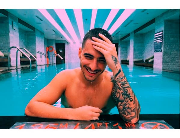 Maluma nunca deja de sonreír, y menos ahora con su nominación a Latin GRAMMY. Este sexy colombiano también es adicto a las selfies.