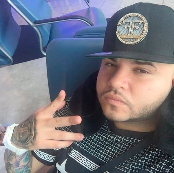 Farruko también mostró lo aburrido que puede ser esperar un vuelo en el aeropuerto.