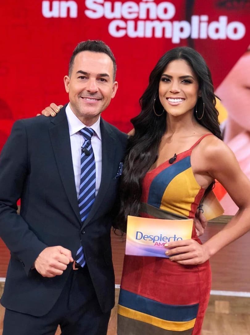 Para este martes eligió un vestido coqueto y lleno de color, que quiso acompañar con algo que le encanta.