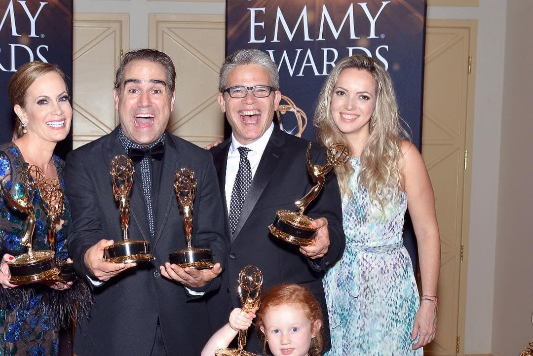 En esa ocasión, la periodista y conductora residente en la ciudad de Miami, se decantó por un vestido estilo sirena confeccionado en tul de seda con aplicaciones bicolor bordadas en paetes y cristales Swarovski, de la diseñadora Rosita Hurtado.