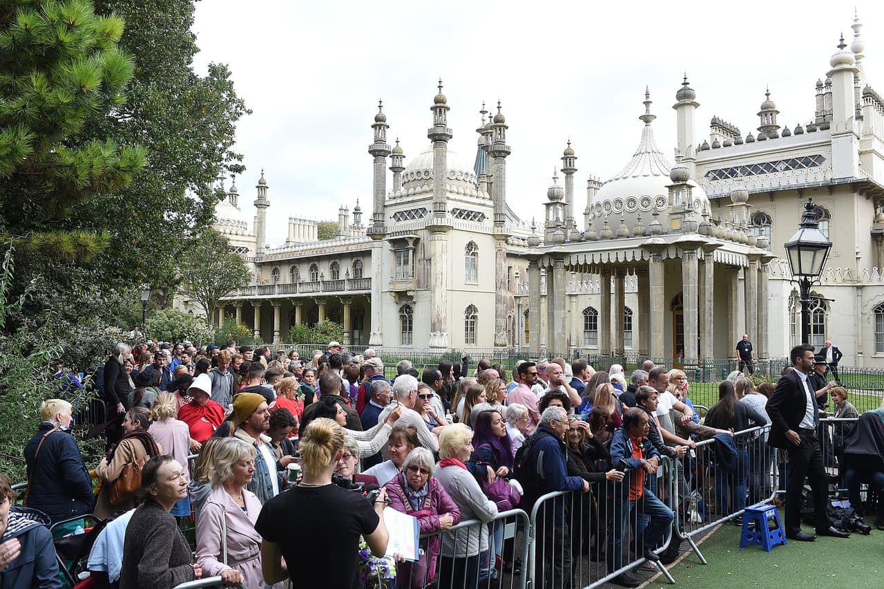 Se trató de la primera vez que los más de 1.6 millones de habitantes de este condado recibían la visita de quienes ostentan el 
<b><a href="https://www.univision.com/entretenimiento/la-casa-real-britanica-edita-el-perfil-de-la-duquesa-de-sussex-y-ya-sabemos-porque">ducado de Sussex</a></b>, cuyo origen se remonta al 1801, cuando el rey Jorge III le otorgó el primer título a su hijo Augusto. "Hip, hip, hoorray!", gritaba la multitud al matrimonio.