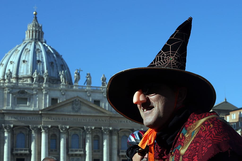 Es una linda tradición italiana que se suma a las otras por todo el mundo con la que celebramos esta temporada navideña. Hasta en el Vaticano celebran a la bruja Befana, como puedes notar con esta imagen, enfrente de la Basílica.
