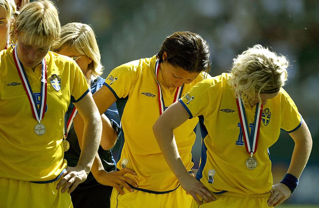 Kristin Bengtsson, Jane Toernqvist y Victoria Svensson, del equipo de Suecia, miran hacia abajo luego de perder ante Alemania por 2-1 en el tiempo extra la Final de la Copa Mundial Femenina en Home Depot Center en Carson, California, el 12 de octubre de 2003.