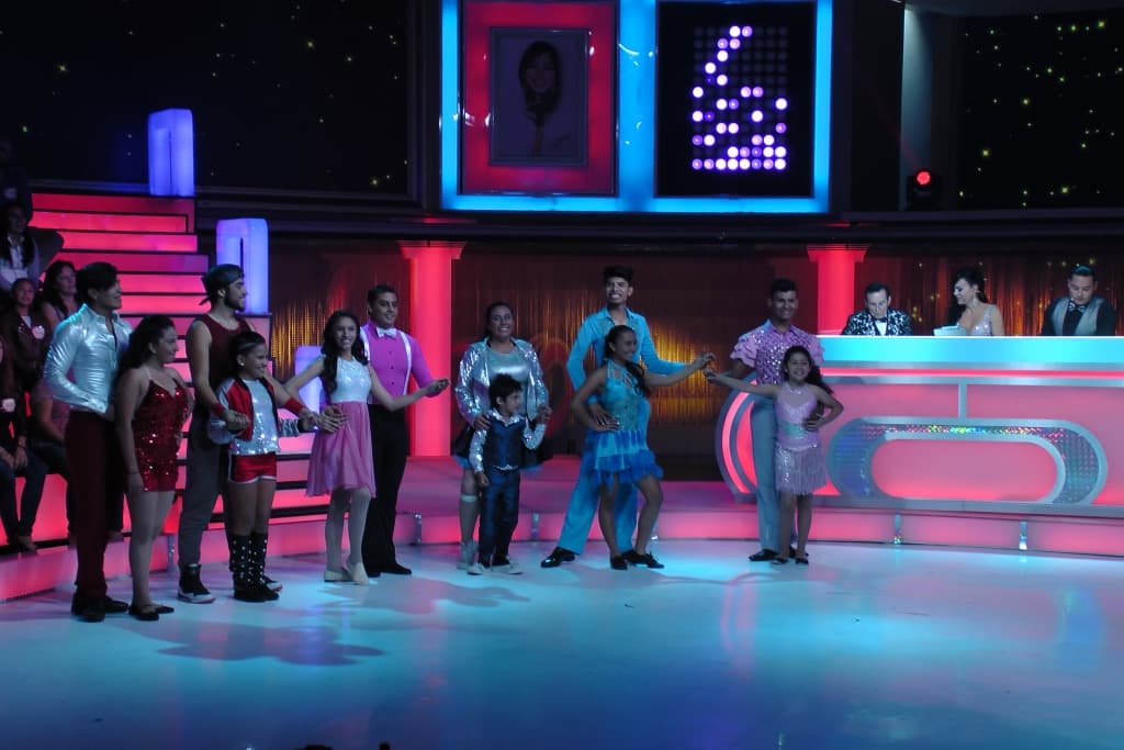 Las parejas se reúnen para escuchar el veredicto.