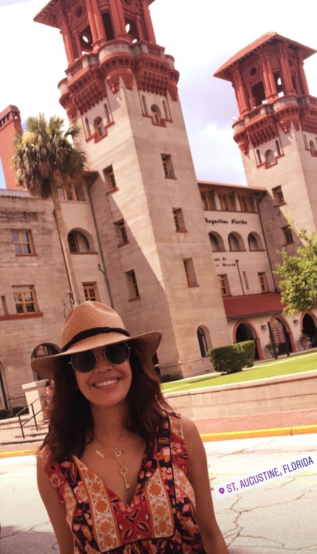 La primera parada del 'road trip' fue St. Augustine, Florida. En la publicación en la que explica parte de la historia de este destino vemos una fotografía en la que destaca su gran sonrisa y una de las edificaciones coloniales al fondo.