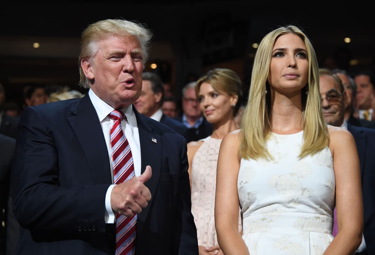 Este vestido blanco y los zapatos negros que usó Ivanka Trump en la Convención también eran de su propia marca.