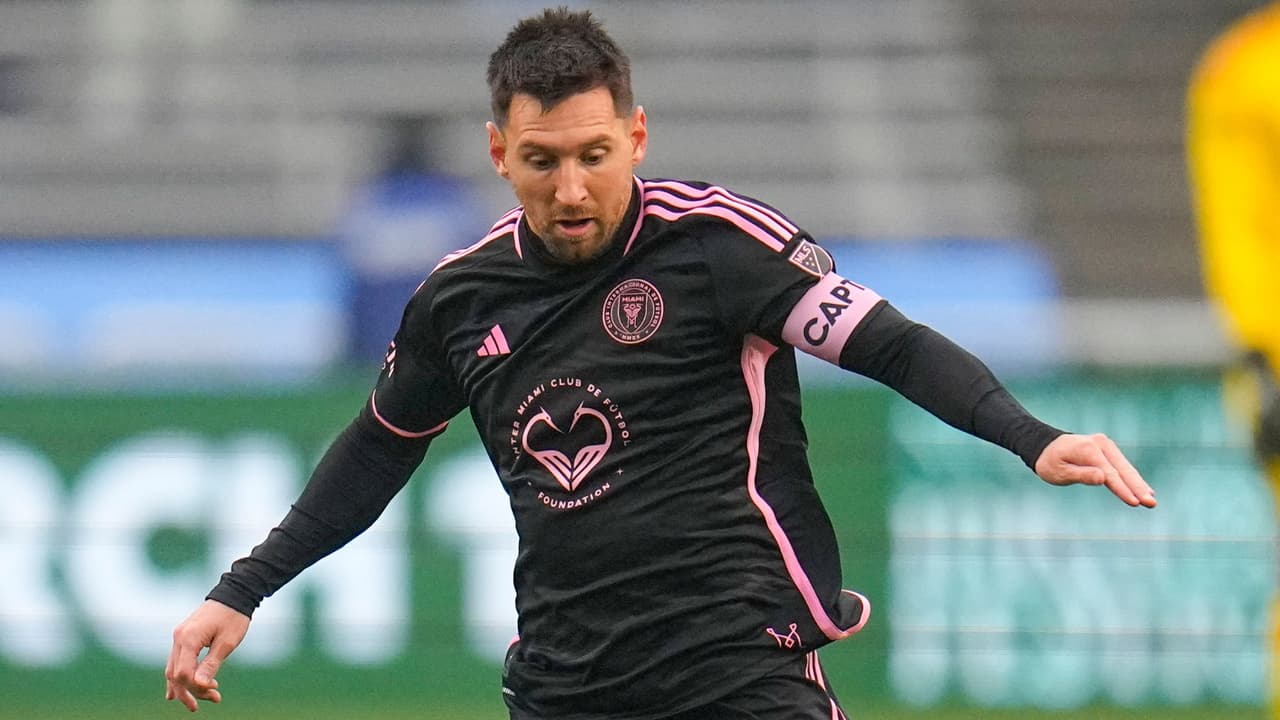 <b>El apasionado aficionado: </b>Luis concluye que Messi es una de las figuras más destacadas de las últimas décadas en el "deporte rey", y 
<b>cree firmemente que aún nos queda mucho por ver de él</b>. 
<br>
<b>El experto: </b>Pedro responde de manera concisa y contundente con un "no" cuando se plantea la pregunta sobre si 
<b>será el fin de la "era Messi en la cancha"</b>.