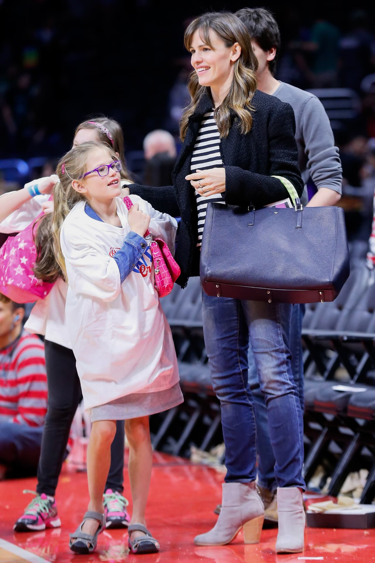 Hasta las consiente llevándolas a partidos de basket.