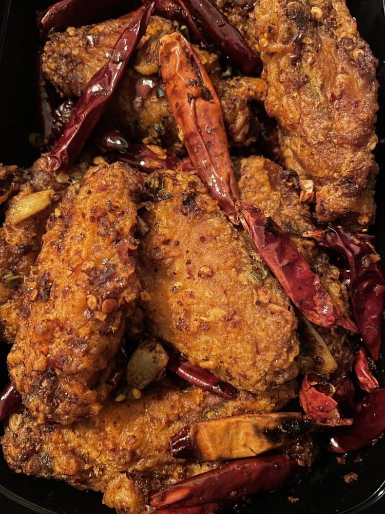 <b>Spice 28</b>
<br>Dirección: 1228 Chestnut St Philadelphia, PA 19107
<br>Teléfono: (215) 928-8880
<br>Sitio web: 
<a href="http://www.spice28.com">http://www.spice28.com</a> 
<br>
<b><a href="https://www.yelp.com/map/spice-28-philadelphia">Cómo llegar</a></b>
<br>
<br>Se promocionan así: “Nuestros platillos cuentan con auténticas cocinas tradicionales de Szechuan y una fusión de las cocinas japonesa, malaya, tailandesa y china. Nuestra comida no solo es rica en sabores y especias, sino que también es auténtica y creativa”.