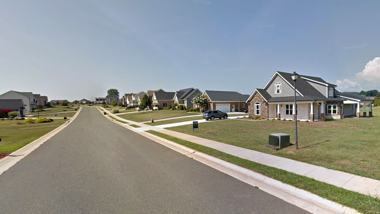 <b>Virginia: Forest. – Obtuvo 63.42 de 100 puntos dentro de las mejores ciudades de clase media para vivir.</b> Ubicada en el condado de Bedford, este lugar cuenta con amplias zonas verdes, muchas escuelas públicas y privadas y es considerado un lugar tranquilo y seguro. Además, es sede de varias empresas en crecimiento y potencializan las oportunidades laborales. 
<br>